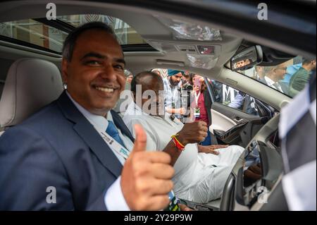 (Links) Shailesh Chandra, Managing Director von Tata Motors Pkw Limited und Tata Passenger Electric Mobility Limited, und H.D. Kumaraswamy, Gewerkschaftsminister für Schwerindustrie, zeigen während der 2. Ausgabe der Green Plate EV-Rally SIAM (Society of Indian Automobile Manufacturers) in Neu-Delhi AM World Electric Vehicle Day einen Daumen nach oben. SIAM organisierte die EV-Rallye in Anwesenheit von H.D. Kumaraswamy, Gewerkschaftsminister für Schwerindustrie der indischen Regierung. Die Rallye zielte darauf ab, Elektrofahrzeuge mit insgesamt 251 Fahrzeugen zu fördern Stockfoto