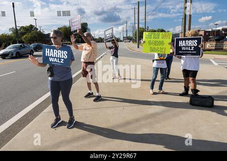 Lawrenceville, GA/USA - 5. September 2024: Aktivisten halten Wahlkampfschilder, die Kamala Harris bei einer lokalen Veranstaltung „Honk for Harris“ fördern. Stockfoto