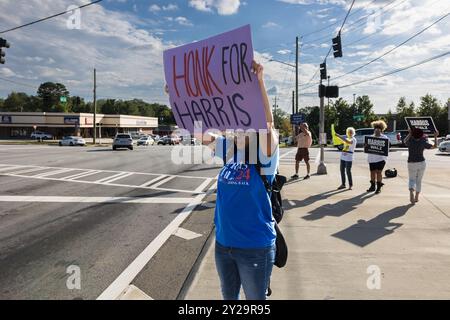 Lawrenceville, GA/USA - 5. September 2024: Demokratische Parteiaktivisten halten Wahlkampfschilder für Kamala Harris bei einer lokalen Veranstaltung „Honk for Harris“. Stockfoto