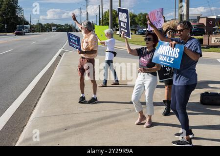 Lawrenceville, GA/USA - 5. September 2024: Menschen halten begeistert Kampagnenschilder für Kamala Harris bei einer lokalen Veranstaltung „Honk for Harris“. Stockfoto