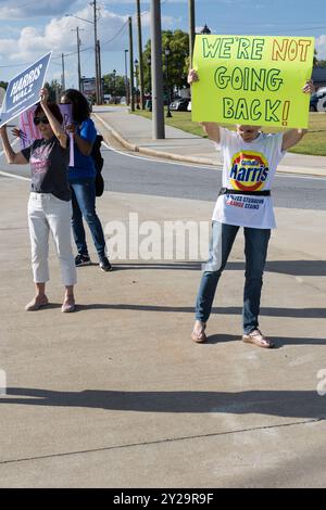 Lawrenceville, GA/USA – 5. September 2024: Freiwillige demokratischer Parteien halten Wahlkampfzeichen für Kamala Harris bei einer lokalen Veranstaltung „Honk for Harris“. Stockfoto