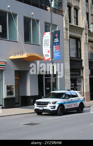 Chicago Police SUV auf einer Straße, die unter den Straßenbannern der Democratic National Convention und Chicago Style geparkt ist Stockfoto