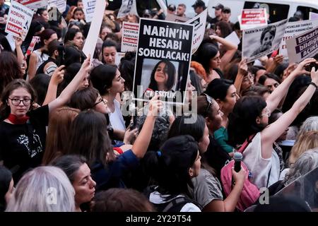 Ankara, Türkei. September 2024. Ein Demonstrant trägt während der Demonstration ein Poster von Narin Guran mit der Aufschrift „Narin wird zur Verantwortung gezogen werden“. Die leblose Leiche von Narin Guran, einem 8-jährigen Mädchen, das am 21. August in Diyarbakir vermisst wurde, wurde 19 Tage später im Flussbett von Tavsantepe, dem Dorf, in dem sie lebte, gefunden. Gegen die Ermordung von Narin Guran wurde in vielen Städten der Türkei protestiert. Quelle: SOPA Images Limited/Alamy Live News Stockfoto