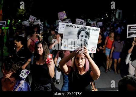 Ankara, Türkei. September 2024. Ein Demonstrant trägt Narin Gurans Poster während des demonstrationsmarsches. Die leblose Leiche von Narin Guran, einem 8-jährigen Mädchen, das am 21. August in Diyarbakir vermisst wurde, wurde 19 Tage später im Flussbett von Tavsantepe, dem Dorf, in dem sie lebte, gefunden. Gegen die Ermordung von Narin Guran wurde in vielen Städten der Türkei protestiert. Quelle: SOPA Images Limited/Alamy Live News Stockfoto