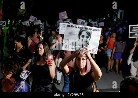 Ankara, Türkei. September 2024. Ein Demonstrant trägt Narin Gurans Poster während des demonstrationsmarsches. Die leblose Leiche von Narin Guran, einem 8-jährigen Mädchen, das am 21. August in Diyarbakir vermisst wurde, wurde 19 Tage später im Flussbett von Tavsantepe, dem Dorf, in dem sie lebte, gefunden. Gegen die Ermordung von Narin Guran wurde in vielen Städten der Türkei protestiert. (Foto: Bilal Seckin/SOPA Images/SIPA USA) Credit: SIPA USA/Alamy Live News Stockfoto