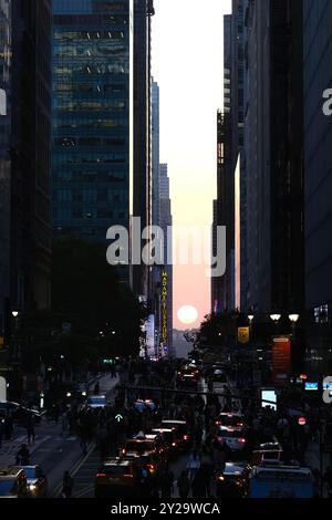 New York City, NY, USA - 30. Mai 2023: Sonnenuntergang in Manhattanhenge (Manhattan Solstice), der auf die 42nd Street ausgerichtet ist Stockfoto