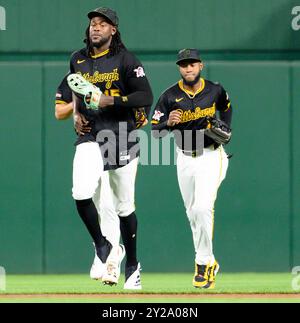 Pittsburgh, Usa. September 2024. Der Shortstop Oneil Cruz (15) der Pittsburgh Pirates führt die Outfielder in Richtung des Hügels, um den Sieg 3-2 gegen die Miami Marlins im PNC Park am Montag, den 9. September 2024 in Pittsburgh zu feiern. Foto: Archie Carpenter/UPI Credit: UPI/Alamy Live News Stockfoto