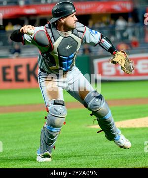 Pittsburgh, Usa. September 2024. Miami Marlins-Fänger Nick Fortes (4) nimmt den Hit im Infield auf und wirft sich am Montag, 9. September 2024, in Pittsburgh im PNC Park gegen die Pittsburgh Pirates zum Ersten. Foto: Archie Carpenter/UPI Credit: UPI/Alamy Live News Stockfoto