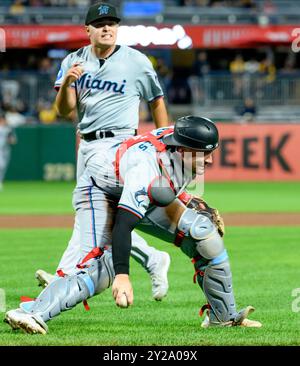 Pittsburgh, Usa. September 2024. Miami Marlins-Fänger Nick Fortes (4) nimmt den Hit im Infield auf und wirft sich am Montag, 9. September 2024, in Pittsburgh im PNC Park gegen die Pittsburgh Pirates zum Ersten. Foto: Archie Carpenter/UPI Credit: UPI/Alamy Live News Stockfoto