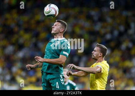 Bukarest, Rumänien. September 2024. Der rumänische Nicusor Bancu (R) streitet mit dem litauischen Edvinas Girdvainis während des Gruppenspiels C2 zwischen Rumänien und Litauen im Steaua-Stadion in Bukarest, Rumänien, am 9. September 2024. Quelle: Cristian Cristel/Xinhua/Alamy Live News Stockfoto