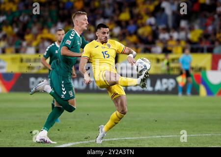 Bukarest, Rumänien. September 2024. Der rumänische Andrei Burca (R) streitet mit dem litauischen Armandas Kucys während des Gruppenspiels C2 der UEFA Nations League zwischen Rumänien und Litauen im Steaua-Stadion in Bukarest, Rumänien, am 9. September 2024. Quelle: Cristian Cristel/Xinhua/Alamy Live News Stockfoto