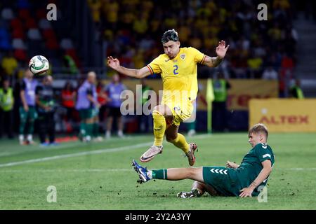 Bukarest, Rumänien. September 2024. Rumäniens Andrei Ratiu (Top) streitet mit dem Litauischen Artemijus Tutyskinas während des Gruppenspiels C2 der UEFA Nations League zwischen Rumänien und Litauen im Steaua-Stadion in Bukarest (Rumänien) am 9. September 2024. Quelle: Cristian Cristel/Xinhua/Alamy Live News Stockfoto