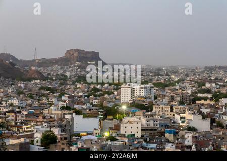 Blick auf die überfüllte Stadt mit dichten Betonhäusern und historischen Festung vom Mountain Peak in der Abenddämmerung Video wird vom Pachetia Hügel jodhpur rajasthan indien aufgenommen. Stockfoto