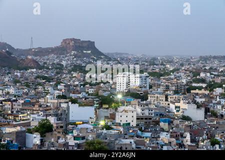 Blick auf die überfüllte Stadt mit dichten Betonhäusern und historischen Festung vom Mountain Peak in der Abenddämmerung Video wird vom Pachetia Hügel jodhpur rajasthan indien aufgenommen. Stockfoto