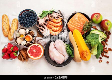 Anti-Aging-Lebensmittel auf hellem Hintergrund. Nahrung für gesundes Herz, Gehirn und gutes Gedächtnis. Reich an Antioxidantien, Mineralien und Vitaminen. Draufsicht. Stockfoto