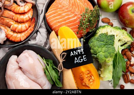 Anti-Aging-Lebensmittel auf hellem Hintergrund. Nahrung für gesundes Herz, Gehirn und gutes Gedächtnis. Reich an Antioxidantien, Mineralien und Vitaminen. Draufsicht. Stockfoto