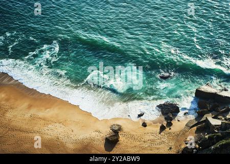 Küstenlandschaft von Klippen, mit Meer, Strand und üppigem Grün. Nazare Stockfoto