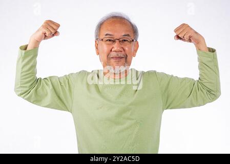 Porträt asiatischer grauhaariger lächelnder älterer Mann, der Muskeln beugt und lächelndes Studio, isoliert aufgenommen Stockfoto