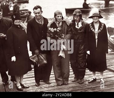 Amelia Earhart (1897-1937) in Southampton, England, nach dem erfolgreichen Abschluss ihres Transatlantikfluges 1928, ein Jahr nach Charles Lindberghs Solo-Transatlantikflug. Da der größte Teil des Fluges auf Instrumenten war und Earhart keine Ausbildung für diese Art des Fliegens hatte, hat sie das Flugzeug nicht pilotieren lassen. 1932, fünf Jahre nach Lindberghs historischem Flug, machte Earhart ihren eigenen Nonstop-Solo-transatlantischen Flug. Stockfoto