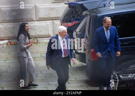 London, England, Großbritannien. September 2024. Sir DAVID ATTENBOROUGH kommt über die Hintertür in der Downing Street 10 an. (Kreditbild: © Tayfun Salci/ZUMA Press Wire) NUR REDAKTIONELLE VERWENDUNG! Nicht für kommerzielle ZWECKE! Stockfoto