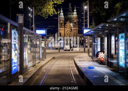 AMSTERDAM - eine leere Straßenbahnhaltestelle am Amsterdamer Zentrum während einer Arbeitsunterbrechung im Amsterdamer Stadtverkehr. Von 4 bis 8 Uhr verkehrten keine Straßenbahn, Busse oder U-Bahnen. Die gewerkschaft FNV hat in der Woche vor dem Budgettag mehrere Streiks angekündigt. Das Ziel ist es, das Kabinett zu einer Regelung zu drängen, die es den OV-Mitarbeitern ermöglicht, die schwere Arbeit früher zu beenden. ANP RAMON VAN FLYMEN niederlande aus - belgien aus Stockfoto