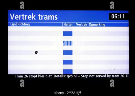 AMSTERDAM - eine leere Straßenbahnhaltestelle am Amsterdamer Zentrum während einer Arbeitsunterbrechung im Amsterdamer Stadtverkehr. Von 4 bis 8 Uhr verkehrten keine Straßenbahn, Busse oder U-Bahnen. Die gewerkschaft FNV hat in der Woche vor dem Budgettag mehrere Streiks angekündigt. Das Ziel ist es, das Kabinett zu einer Regelung zu drängen, die es den OV-Mitarbeitern ermöglicht, die schwere Arbeit früher zu beenden. ANP RAMON VAN FLYMEN niederlande aus - belgien aus Stockfoto