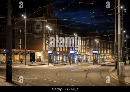 AMSTERDAM - eine leere Straßenbahnhaltestelle am Amsterdamer Zentrum während einer Arbeitsunterbrechung im Amsterdamer Stadtverkehr. Von 4 bis 8 Uhr verkehrten keine Straßenbahn, Busse oder U-Bahnen. Die gewerkschaft FNV hat in der Woche vor dem Budgettag mehrere Streiks angekündigt. Das Ziel ist es, das Kabinett zu einer Regelung zu drängen, die es den OV-Mitarbeitern ermöglicht, die schwere Arbeit früher zu beenden. ANP RAMON VAN FLYMEN niederlande aus - belgien aus Stockfoto