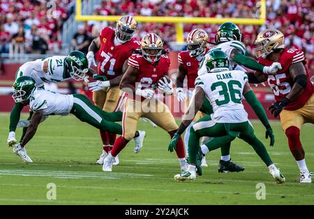 9. September 2024 Santa Clara CA U.S.A San Francisco Running Back Jordan Mason (24) rennt für einen ersten Dämpfer während des NFL Monday Night Football-Spiels zwischen den New York Jets und den San Francisco 49ers. Die 49ers schlugen die Jets 32-19 im Levi Stadium San Francisco Kalifornien Thurman James/CSM Stockfoto