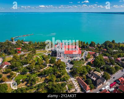 Tihany, Ungarn - aus der Vogelperspektive des berühmten Benediktinerklosters Tihany (Tihany Abbey) mit wunderschönem farbenfrohen Balaton-See und Himmel mit Clou Stockfoto