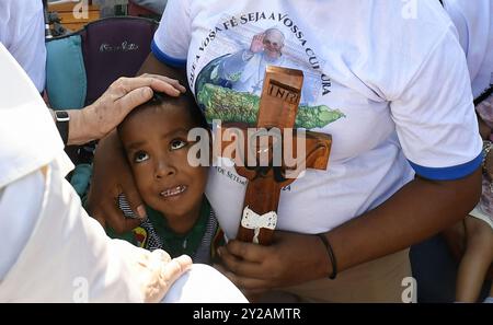 Dili, Timor Leste am 10. September 2024. Papst Franziskus besucht am 10. September 2024 eine Schule für Kinder mit Behinderungen in Dili, Timor Leste. Die Irmas-Alma-Schule feiert ihr 60-jähriges Bestehen. Timor-Leste ist der dritte Halt einer 12-tägigen Marathon-Tour in den asiatisch-pazifischen Raum. Foto von (EV) Vatican Media/ABACAPRESS. COM Credit: Abaca Press/Alamy Live News Stockfoto