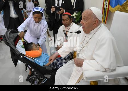 Dili, Timor Leste am 10. September 2024. Papst Franziskus besucht am 10. September 2024 eine Schule für Kinder mit Behinderungen in Dili, Timor Leste. Die Irmas-Alma-Schule feiert ihr 60-jähriges Bestehen. Timor-Leste ist der dritte Halt einer 12-tägigen Marathon-Tour in den asiatisch-pazifischen Raum. Foto von (EV) Vatican Media/ABACAPRESS. COM Credit: Abaca Press/Alamy Live News Stockfoto