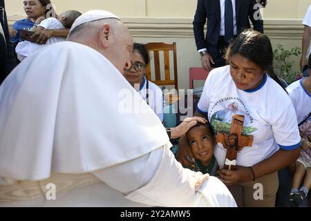 Dili, Timor Leste am 10. September 2024. Papst Franziskus besucht am 10. September 2024 eine Schule für Kinder mit Behinderungen in Dili, Timor Leste. Die Irmas-Alma-Schule feiert ihr 60-jähriges Bestehen. Timor-Leste ist der dritte Halt einer 12-tägigen Marathon-Tour in den asiatisch-pazifischen Raum. Foto von (EV) Vatican Media/ABACAPRESS. COM Credit: Abaca Press/Alamy Live News Stockfoto