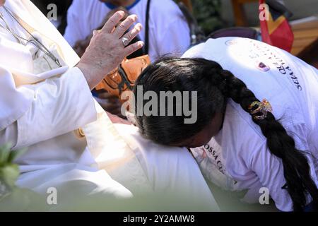 Dili, Timor Leste am 10. September 2024. Papst Franziskus besucht am 10. September 2024 eine Schule für Kinder mit Behinderungen in Dili, Timor Leste. Die Irmas-Alma-Schule feiert ihr 60-jähriges Bestehen. Timor-Leste ist der dritte Halt einer 12-tägigen Marathon-Tour in den asiatisch-pazifischen Raum. Foto von (EV) Vatican Media/ABACAPRESS. COM Credit: Abaca Press/Alamy Live News Stockfoto