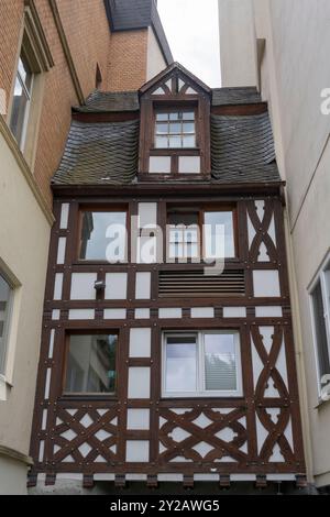 Schmales Fachwerkgebäude in Cochem, Deutschland Stockfoto