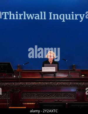 Vorsitzende der Untersuchung Lady Justice Thirlwall im Rathaus von Liverpool, vor den Anhörungen zu den Morden und versuchten Morden an Babys durch die Krankenschwester Lucy Letby. Die Untersuchung wird untersuchen, wie die Schwester in der Lage war, Babys auf der neonatalen Einheit der Countess of Chester Hospital zu ermorden. Letby wurde wegen der Morde an sieben Babys und der versuchten Morde an sieben anderen Kindern mit zwei Versuchen an einem Kind verurteilt, als sie zwischen Juni 2015 und Juni 2016 auf der Neugeborenenstation des Krankenhauses arbeitete. Letby bedient 15 lebenslange Befehle, was sie zur vierten Frau in der britischen Geschichte macht, der man sagt, dass sie nie aufhören wird Stockfoto