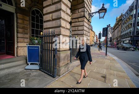 Die Vorsitzende der Untersuchung Lady Justice Thirlwall trifft im Rathaus von Liverpool ein, bevor sie die Morde und versuchten Morde an Babys durch die Krankenschwester Lucy Letby behandelt. Die Untersuchung wird untersuchen, wie die Schwester in der Lage war, Babys auf der neonatalen Einheit der Countess of Chester Hospital zu ermorden. Letby wurde wegen der Morde an sieben Babys und der versuchten Morde an sieben anderen Kindern mit zwei Versuchen an einem Kind verurteilt, als sie zwischen Juni 2015 und Juni 2016 auf der Neugeborenenstation des Krankenhauses arbeitete. Letby bedient 15 lebenslange Befehle und ist damit die vierte Frau in der Geschichte Großbritanniens, die ihr gesagt wird Stockfoto