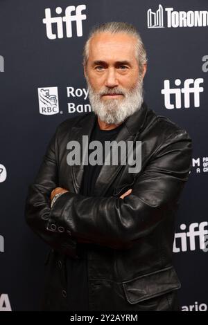 Toronto, Kanada. Ein. September 2024. Roy Dupuis at Arrivals for RUMOURS Premiere beim Toronto International Film Festival (TIFF) 2024, Royal Alexandra Theatre, Toronto, ON, 9. September, 2024. Quelle: JA/Everett Collection/Alamy Live News Stockfoto