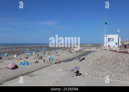Überfüllter Strand, Jetee Promenade, Quend Plage, Côte Picarde, Somme, Hauts de France, La Manche, Frankreich, Europa Stockfoto