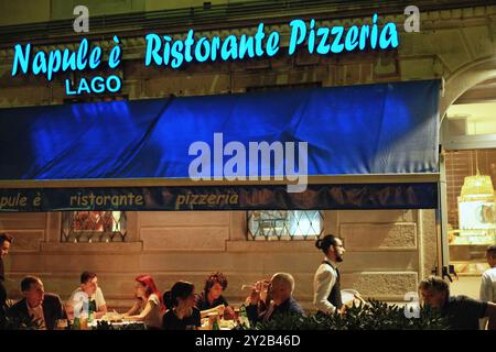 Pizza im Napule E’ Lago in Como mit Abendessen auf der Außenterrasse, die das Essen und den Sommerabend genießen Stockfoto