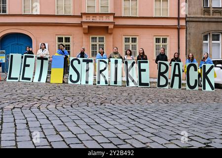 Prag, Region Prag, Tschechische Republik. September 2024. Demonstranten für die Ukraine halten Schilder mit der Aufschrift "Close the Sky" oder "Let Ukraine Strike back", vor der US-Botschaft in Prag, Tschechische Republik, 10. September 2024. Quelle: ZUMA Press, Inc./Alamy Live News Stockfoto