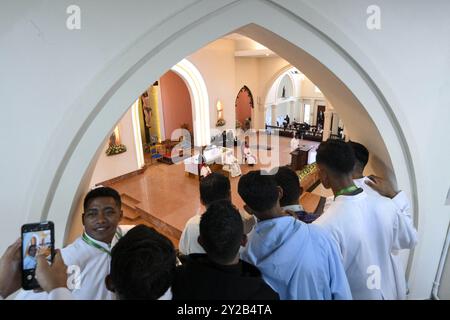 Dili, Timor Leste am 10. September 2024. Papst Franziskus trifft am 10. September 2024 in der Kathedrale der Unbefleckten Empfängnis in Dili, Timor-Leste auf Geistliche, Ordensgeweihte, Seminaristen und Katecheten. Timor-Leste ist der dritte Halt einer 12-tägigen Marathon-Tour in den asiatisch-pazifischen Raum. Foto von (EV) Vatican Media/ABACAPRESS. COM Credit: Abaca Press/Alamy Live News Stockfoto