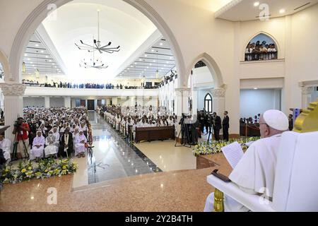 Dili, Timor Leste am 10. September 2024. Papst Franziskus trifft am 10. September 2024 in der Kathedrale der Unbefleckten Empfängnis in Dili, Timor-Leste auf Geistliche, Ordensgeweihte, Seminaristen und Katecheten. Timor-Leste ist der dritte Halt einer 12-tägigen Marathon-Tour in den asiatisch-pazifischen Raum. Foto von (EV) Vatican Media/ABACAPRESS. COM Credit: Abaca Press/Alamy Live News Stockfoto