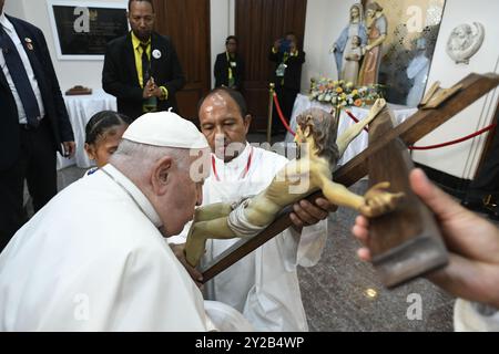 Dili, Timor Leste am 10. September 2024. Papst Franziskus trifft am 10. September 2024 in der Kathedrale der Unbefleckten Empfängnis in Dili, Timor-Leste auf Geistliche, Ordensgeweihte, Seminaristen und Katecheten. Timor-Leste ist der dritte Halt einer 12-tägigen Marathon-Tour in den asiatisch-pazifischen Raum. Foto von (EV) Vatican Media/ABACAPRESS. COM Credit: Abaca Press/Alamy Live News Stockfoto