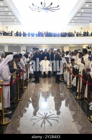 Dili, Timor Leste am 10. September 2024. Papst Franziskus trifft am 10. September 2024 in der Kathedrale der Unbefleckten Empfängnis in Dili, Timor-Leste auf Geistliche, Ordensgeweihte, Seminaristen und Katecheten. Timor-Leste ist der dritte Halt einer 12-tägigen Marathon-Tour in den asiatisch-pazifischen Raum. Foto von (EV) Vatican Media/ABACAPRESS. COM Credit: Abaca Press/Alamy Live News Stockfoto