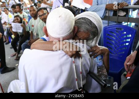 Dili, Timor Leste am 10. September 2024. Papst Franziskus trifft am 10. September 2024 in der Kathedrale der Unbefleckten Empfängnis in Dili, Timor-Leste auf Geistliche, Ordensgeweihte, Seminaristen und Katecheten. Timor-Leste ist der dritte Halt einer 12-tägigen Marathon-Tour in den asiatisch-pazifischen Raum. Foto von (EV) Vatican Media/ABACAPRESS. COM Credit: Abaca Press/Alamy Live News Stockfoto