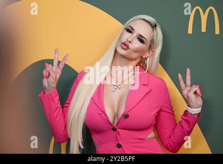 Berlin, Deutschland. September 2024. Daniela Katzenberger kommt zur Eröffnungsveranstaltung der McDonalds Niederlassung in der Alboinstraße. Quelle: Jens Kalaene/dpa/Alamy Live News Stockfoto