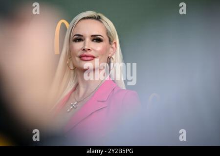 Berlin, Deutschland. September 2024. Daniela Katzenberger kommt zur Eröffnungsveranstaltung der McDonalds Niederlassung in der Alboinstraße. Quelle: Jens Kalaene/dpa/Alamy Live News Stockfoto