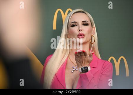 Berlin, Deutschland. September 2024. Daniela Katzenberger kommt zur Eröffnungsveranstaltung der McDonalds Niederlassung in der Alboinstraße. Quelle: Jens Kalaene/dpa/Alamy Live News Stockfoto