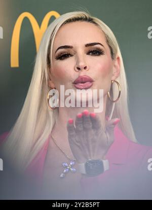 Berlin, Deutschland. September 2024. Daniela Katzenberger kommt zur Eröffnungsveranstaltung der McDonalds Niederlassung in der Alboinstraße. Quelle: Jens Kalaene/dpa/Alamy Live News Stockfoto