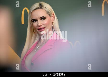 Berlin, Deutschland. September 2024. Daniela Katzenberger kommt zur Eröffnungsveranstaltung der McDonalds Niederlassung in der Alboinstraße. Quelle: Jens Kalaene/dpa/Alamy Live News Stockfoto